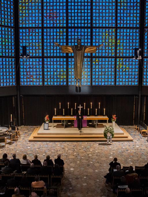 Kathrin Oxen, Pfarrerin der Kaiser-Wilhelm-Gedächtnis-Kirche, spricht bei einem Gedenkgottesdienst in der Kaiser-Wilhelm-Gedächtniskirche für die Opfer des islamistischen Terroranschlags auf dem Breitscheidplatz