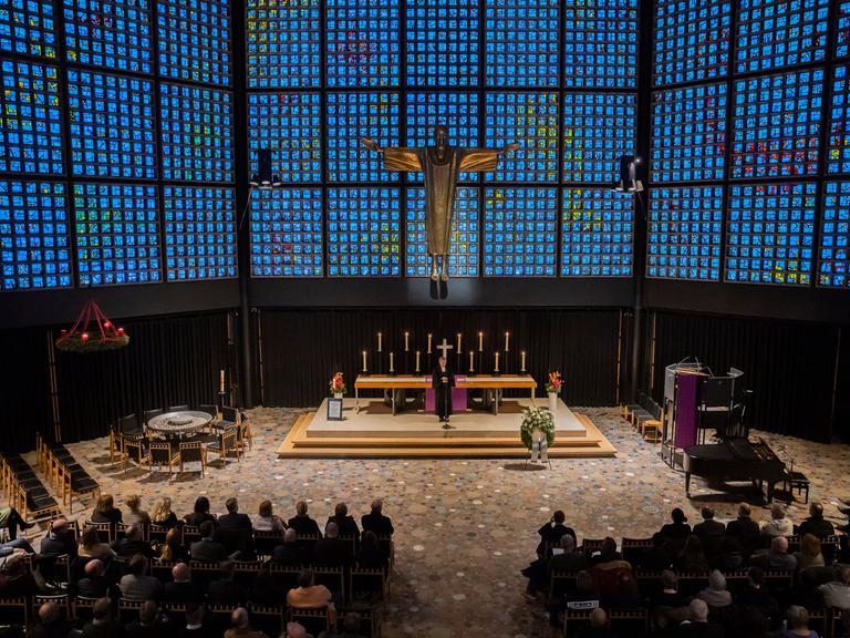 Kathrin Oxen, Pfarrerin der Kaiser-Wilhelm-Gedächtnis-Kirche, spricht bei einem Gedenkgottesdienst in der Kaiser-Wilhelm-Gedächtniskirche für die Opfer des islamistischen Terroranschlags auf dem Breitscheidplatz
