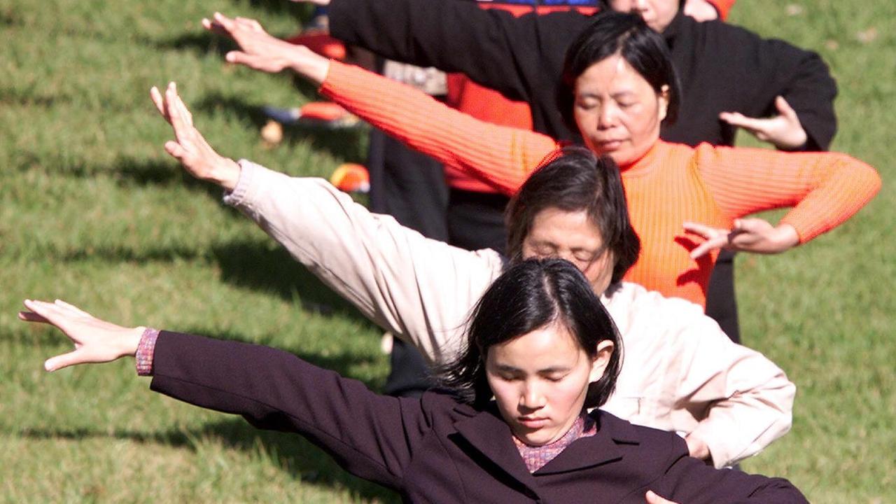 Mitglieder der Falun Gong meditieren in einer Reihe in Sydney als Protestform.