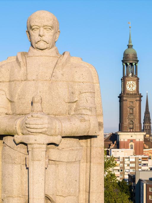 Luftaufnahme des Bismarck-Denkmal mit Hauptkirche St. Michaelis (Michel) im Hintergrund, Alter Elbpark, Hamburg, Deutschland, Europa