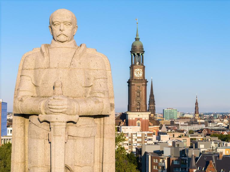 Luftaufnahme des Bismarck-Denkmal mit Hauptkirche St. Michaelis (Michel) im Hintergrund, Alter Elbpark, Hamburg, Deutschland, Europa