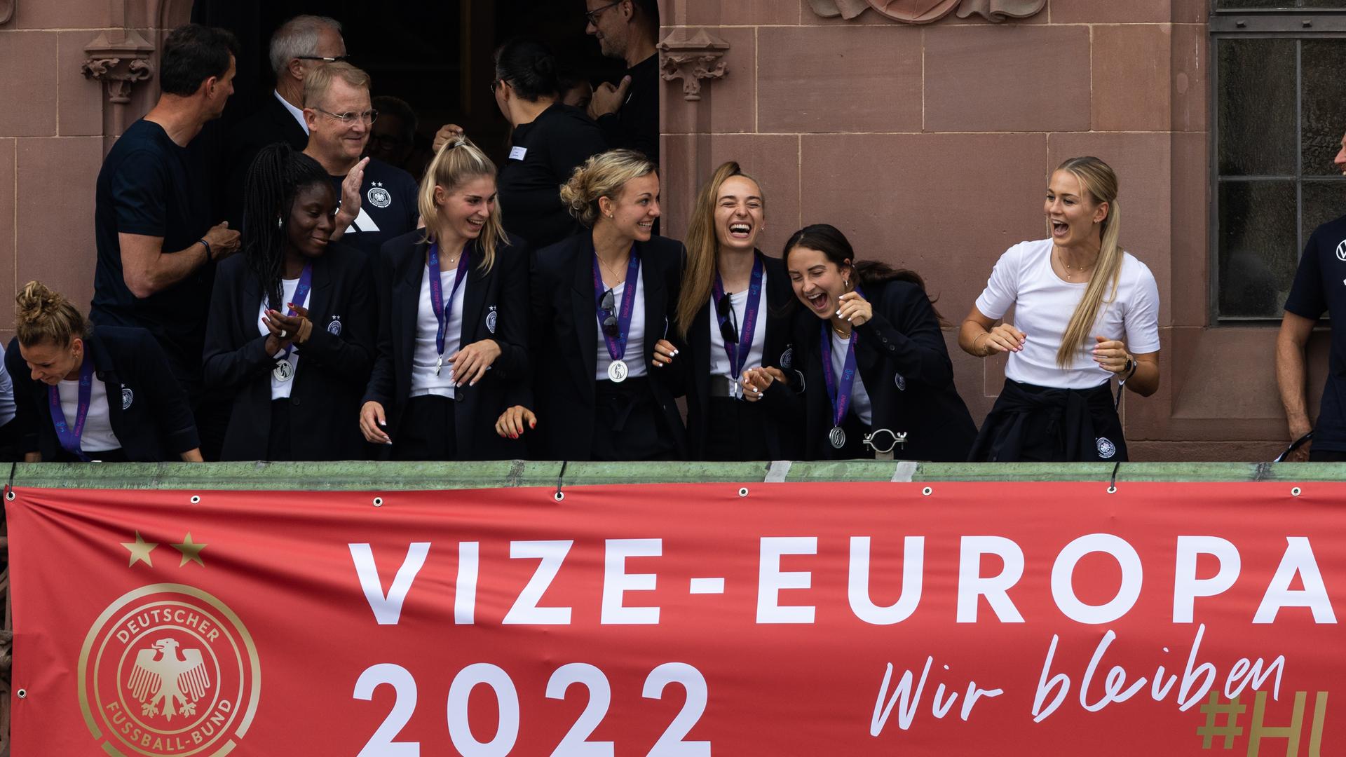 Nach dem Finale gegen England wird die deutschen Frauen-Fußballnationalmannschaft auf dem Römer in Frankfurt empfangen: Die Nationalspielerin Linda Dallmann (l-r), Nicole Anyomi, Jule Brand, Lena Lattwein, Sophia Kleinherne, Sara Däbritz und Merle Frohms feiern auf dem Balkon des Römers.