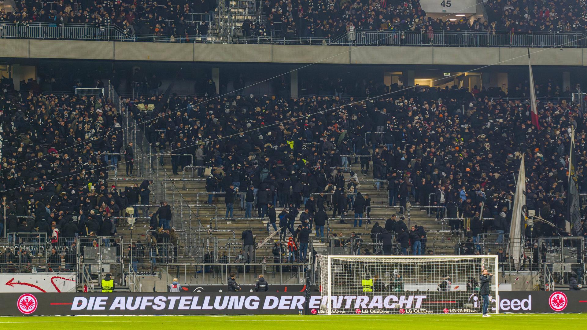 Nach den Fan-Ausschreitungen der Frankfurt Ultras, verlassen die Ultras von Eintracht Frankfurt das Stadion 