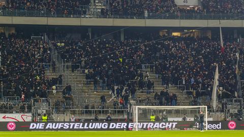 Nach den Fan-Ausschreitungen der Frankfurt Ultras, verlassen die Ultras von Eintracht Frankfurt das Stadion 