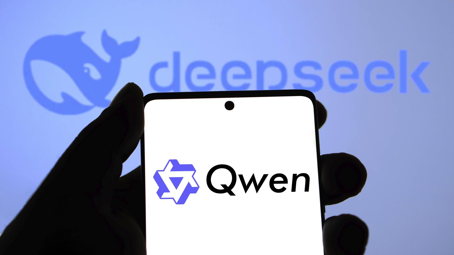 Das Logo des Alibaba-KI-Modells Qwen wird auf einem Smartphone angezeigt. Im Hintergrund ist das Logo des Konkurrenten Deeepseek zu sehen.