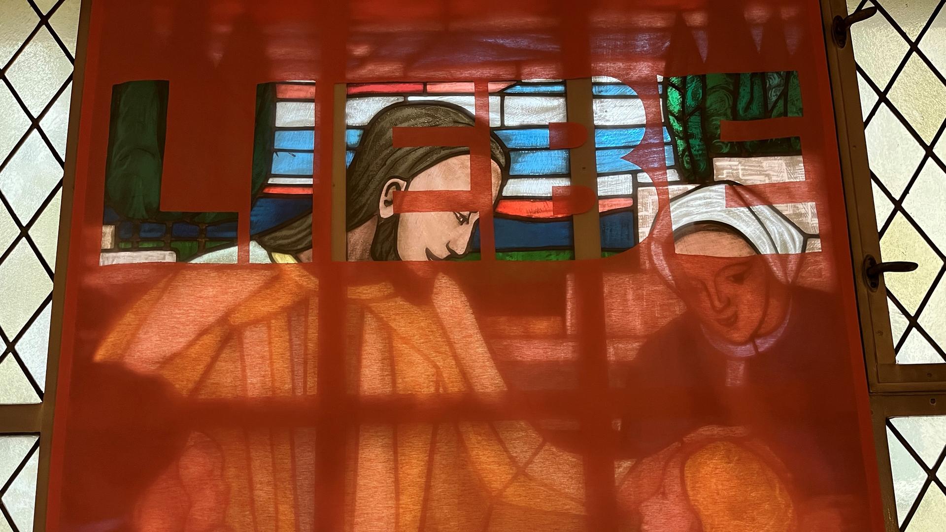 Ein verdecktes Glasfenster in der Wiener Pauluskirche