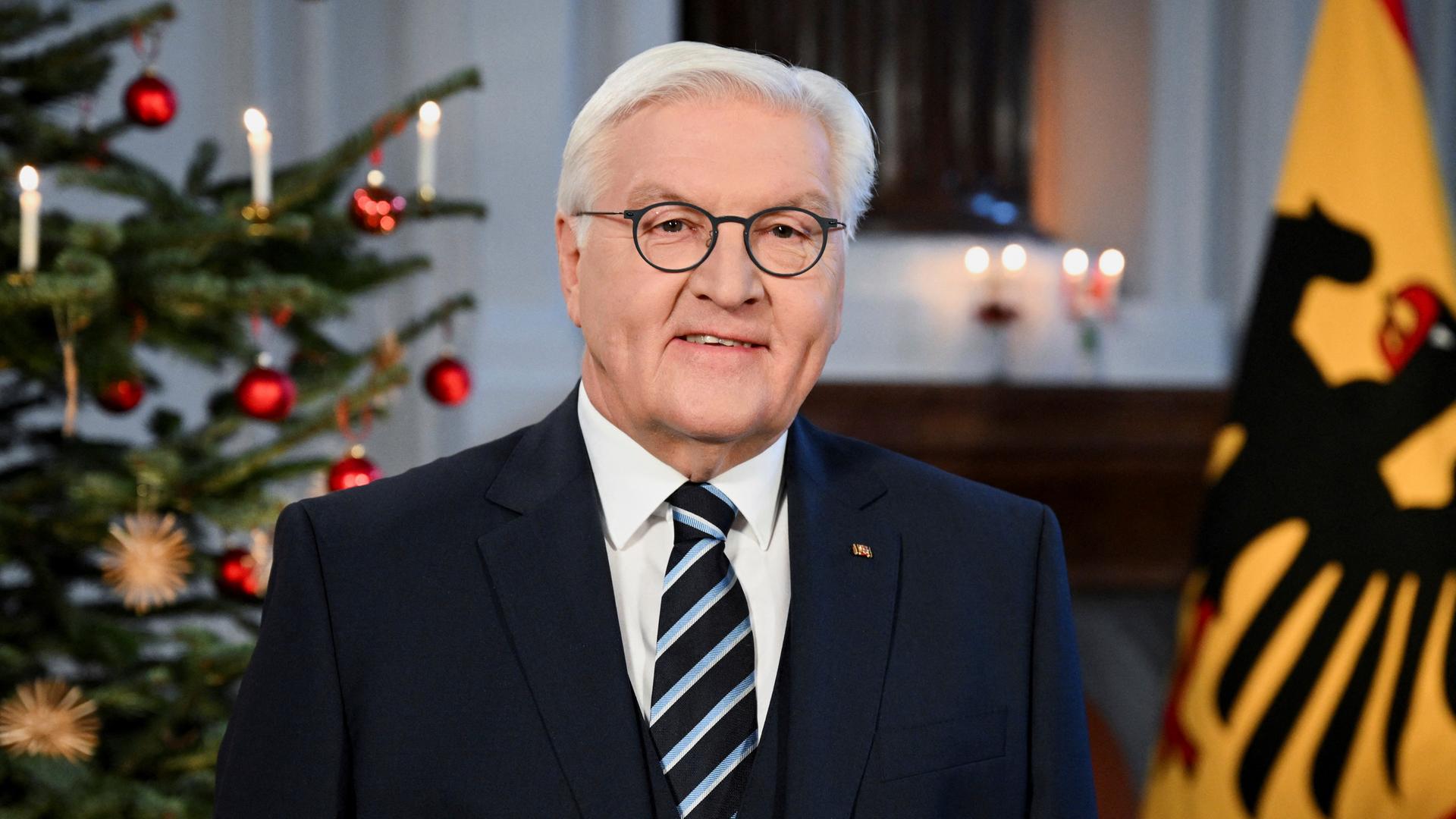 Bundespräsident Steinmeier bei seiner Weihnachtsansprache 2024 im Schloss Bellevue in Berlin. 