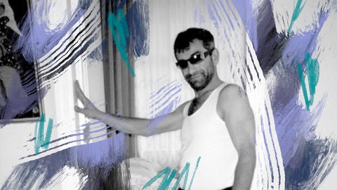 Ein jüngerer Gültekin steht in cooler Pose mit Sonnenbrille und Feinripp an einen Kühlschrank gelehnt