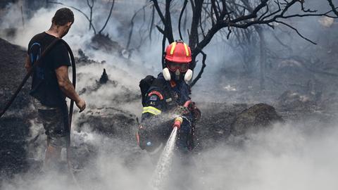 Löscharbeiten bei einem Waldbrand in Stamata, einem nördlichen Vorort von Athen in Griechenland, 2023.