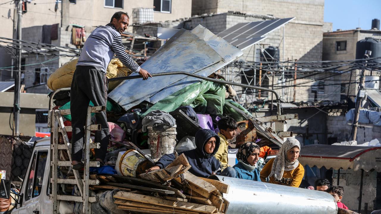 Palästinensische Gebiete, Rafah: Palästinenser tragen ihre Habseligkeiten auf einem Fahrzeug, als sie nach israelischen Luftangriffen auf die Stadtteile Al-Geneina und Al-Salam fliehen. 