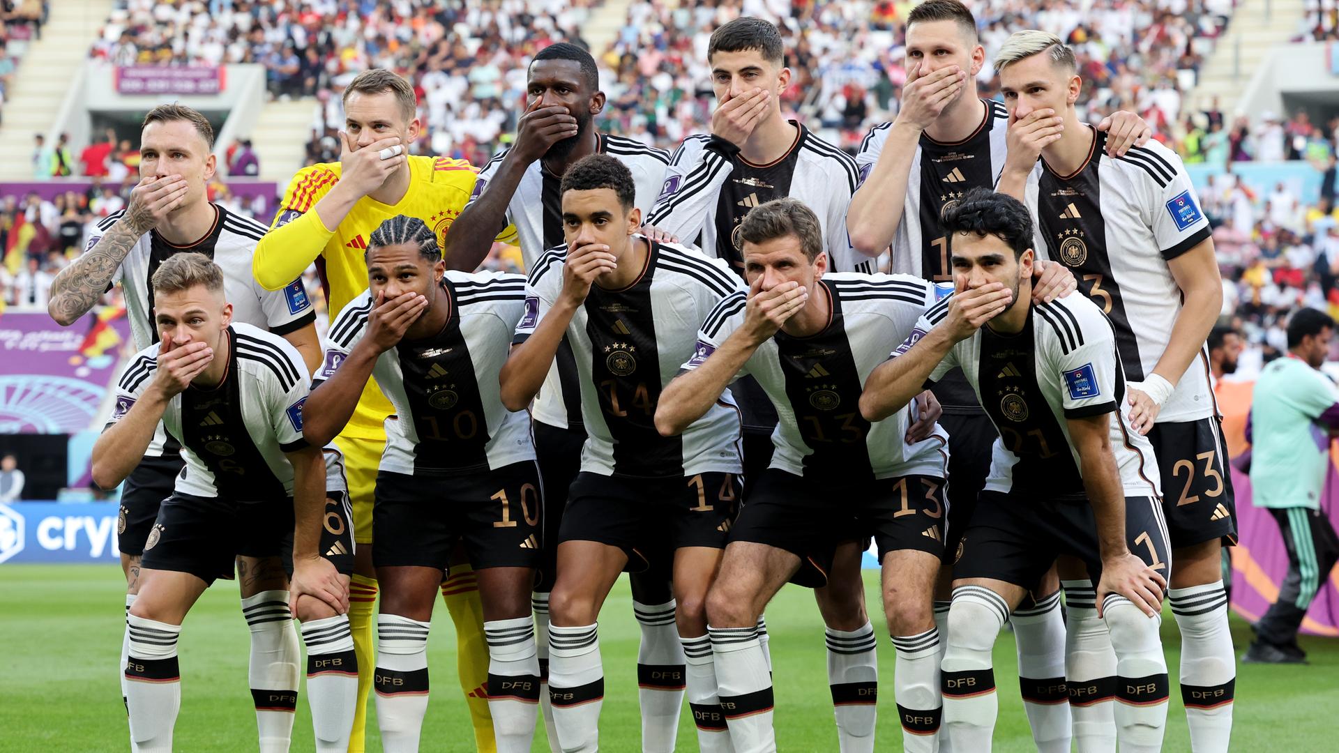 Die Spieler der deutschen Mannschaft halten sich beim Foto die Hände vor den Mund.