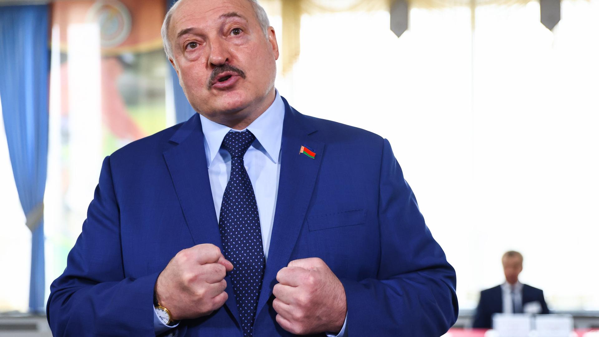 Der belarussische Präsident Alexander Lukaschenko spricht nach der Stimmabgabe beim belarussischen Verfassungsreferendum 2022 mit Reportern in einem Wahllokal und ballt dabei die Fäuste Der belarussische Präsident Alexander Lukaschenko spricht nach der Stimmabgabe beim belarussischen Verfassungsreferendum 2022 mit Reportern in einem Wahllokal und ballt dabei die Fäuste