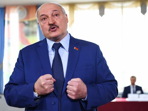 Der belarussische Präsident Alexander Lukaschenko spricht nach der Stimmabgabe beim belarussischen Verfassungsreferendum 2022 mit Reportern in einem Wahllokal und ballt dabei die Fäuste Der belarussische Präsident Alexander Lukaschenko spricht nach der Stimmabgabe beim belarussischen Verfassungsreferendum 2022 mit Reportern in einem Wahllokal und ballt dabei die Fäuste