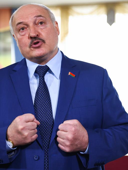 Der belarussische Präsident Alexander Lukaschenko spricht nach der Stimmabgabe beim belarussischen Verfassungsreferendum 2022 mit Reportern in einem Wahllokal und ballt dabei die Fäuste Der belarussische Präsident Alexander Lukaschenko spricht nach der Stimmabgabe beim belarussischen Verfassungsreferendum 2022 mit Reportern in einem Wahllokal und ballt dabei die Fäuste