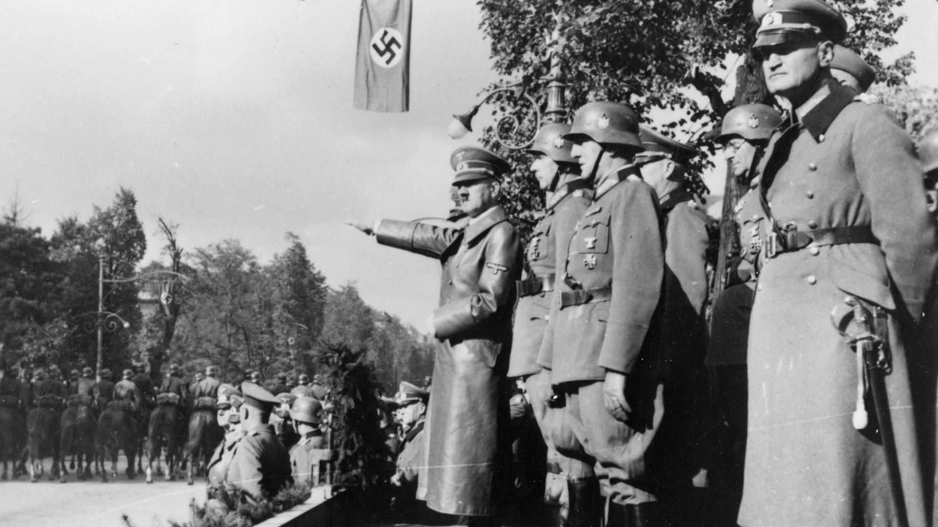 2. Weltkrieg / Polenfeldzug. Siegesparade der 8. Armee in Warschau am 5. Oktober 1939. Hitler nimmt die Parade ab. 