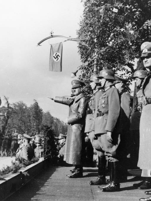 2. Weltkrieg / Polenfeldzug. Siegesparade der 8. Armee in Warschau am 5. Oktober 1939. Hitler nimmt die Parade ab. 