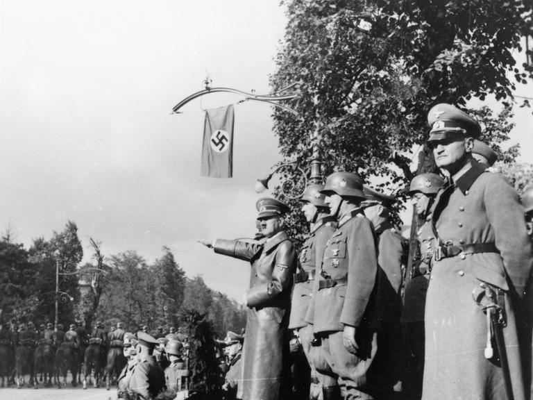 2. Weltkrieg / Polenfeldzug. Siegesparade der 8. Armee in Warschau am 5. Oktober 1939. Hitler nimmt die Parade ab. 