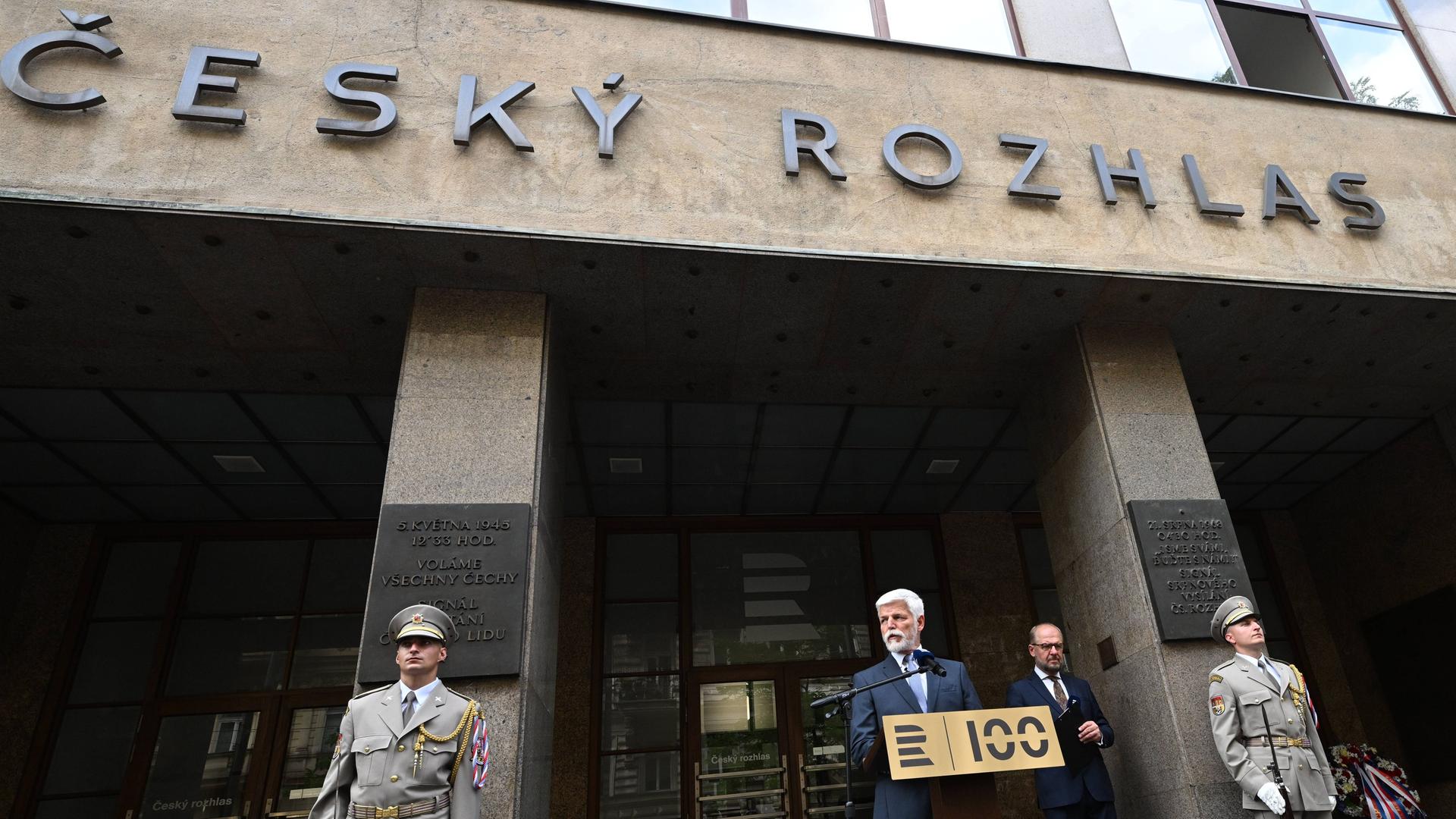 Der tschechische Präsident Petr Pavel vor dem Gebäude von Český rozhlas, dem öffentlich-rechtlichen Radio im Land.