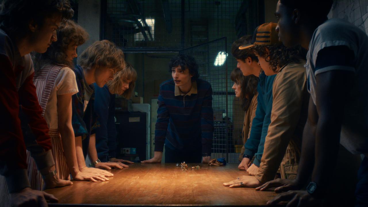 Joe Keery (v-l), Natalia Dyer, Charlie Heaton, Maya Hawke, Finn Wolfhard, Winona Ryder, Noah Schnapp, Gaten Matarazzo, Caleb McLaughlin in einer Szene der fünften Staffel von "Stranger Things". 