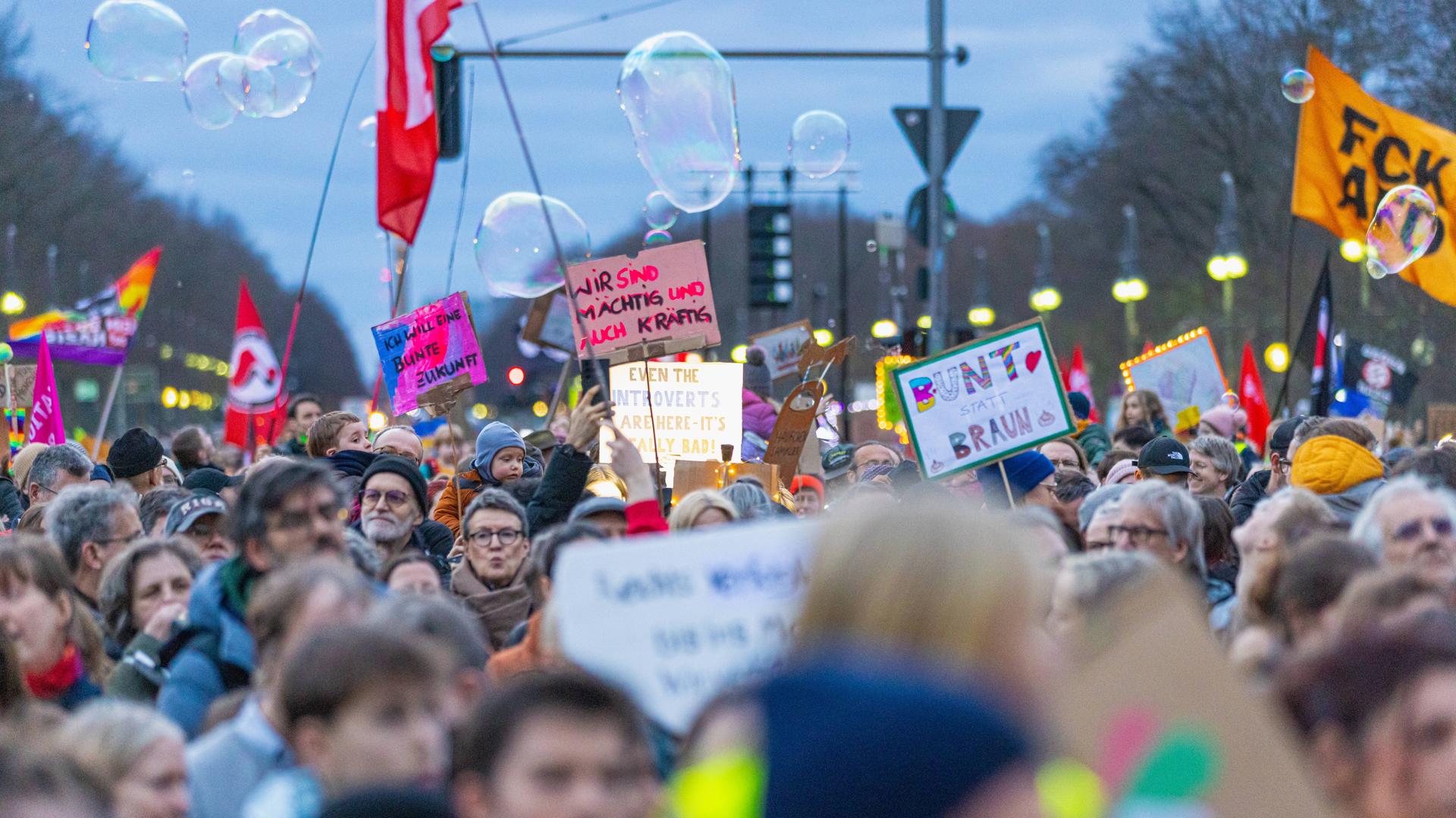 Demo Lichtermeer der Hoffnung gegen Rechtsextremismus. Viele Tausende haben sich am Brandenburger Tor versammelt, um gegen Rechts zu demonstrieren. Wir sind mächtig und auch kräftig. Bunt statt Braun. Ich will eine bunte Zukunft. FCK AFD.