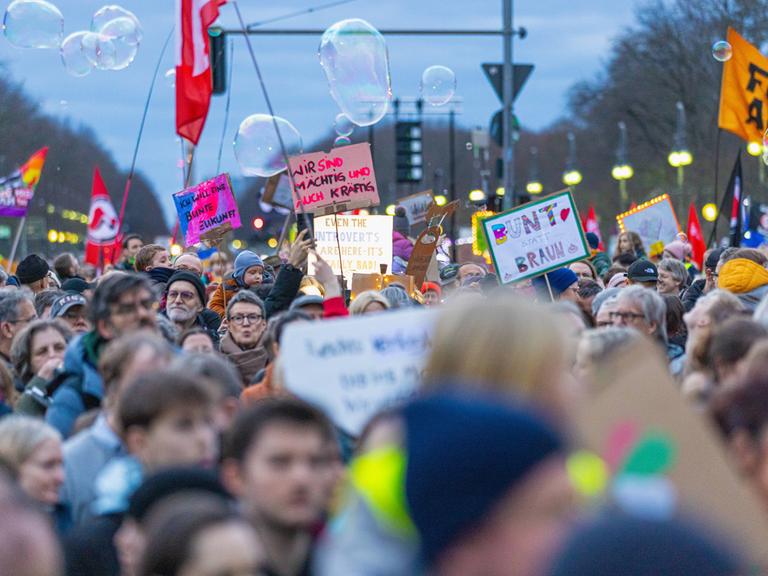 Demo Lichtermeer der Hoffnung gegen Rechtsextremismus. Viele Tausende haben sich am Brandenburger Tor versammelt, um gegen Rechts zu demonstrieren. Wir sind mächtig und auch kräftig. Bunt statt Braun. Ich will eine bunte Zukunft. FCK AFD.