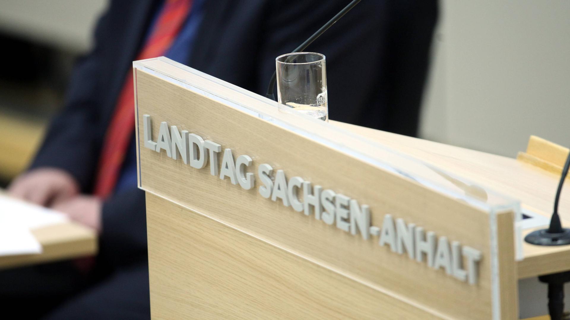 Auf dem Rednerpult im Landtag von Sachsen-Anhalt in Magdeburg steht ein halb leer getrunkenes Glas Wasser. Auf dem Rednerpult im Landtag von Sachsen-Anhalt in Magdeburg steht ein halb leer getrunkenes Glas Wasser.