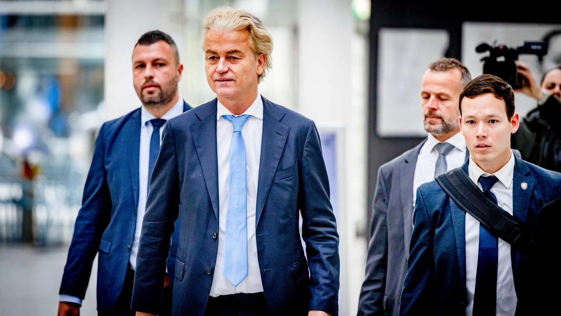 Der Rechtspopulist Geert Wilders (in der Mitte) läuft mit Mitarbeitern zur Wahl-Urne.