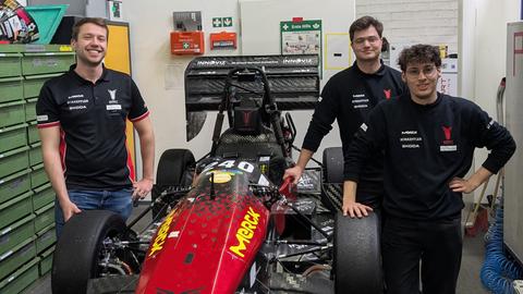 Studierende mit ihrem selbst konstruierten, autonom fahrenden Rennwagen bei der Formula Student, einem Nachwuchs-Ingenieurwettbewerb. Studierende mit ihrem selbst konstruierten, autonom fahrenden Rennwagen bei der Formula Student, einem Nachwuchs-Ingenieurwettbewerb.