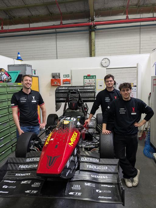 Studierende mit ihrem selbst konstruierten, autonom fahrenden Rennwagen bei der Formula Student, einem Nachwuchs-Ingenieurwettbewerb.