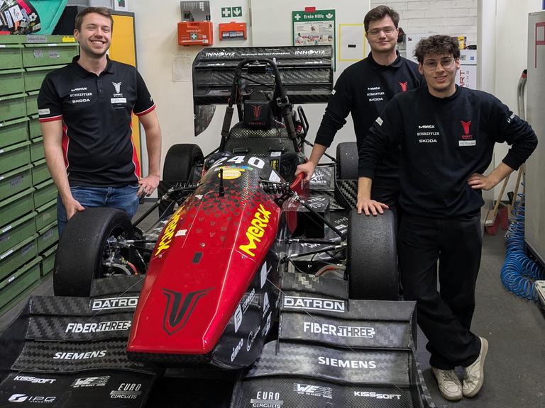 Studierende mit ihrem selbst konstruierten, autonom fahrenden Rennwagen bei der Formula Student, einem Nachwuchs-Ingenieurwettbewerb.
