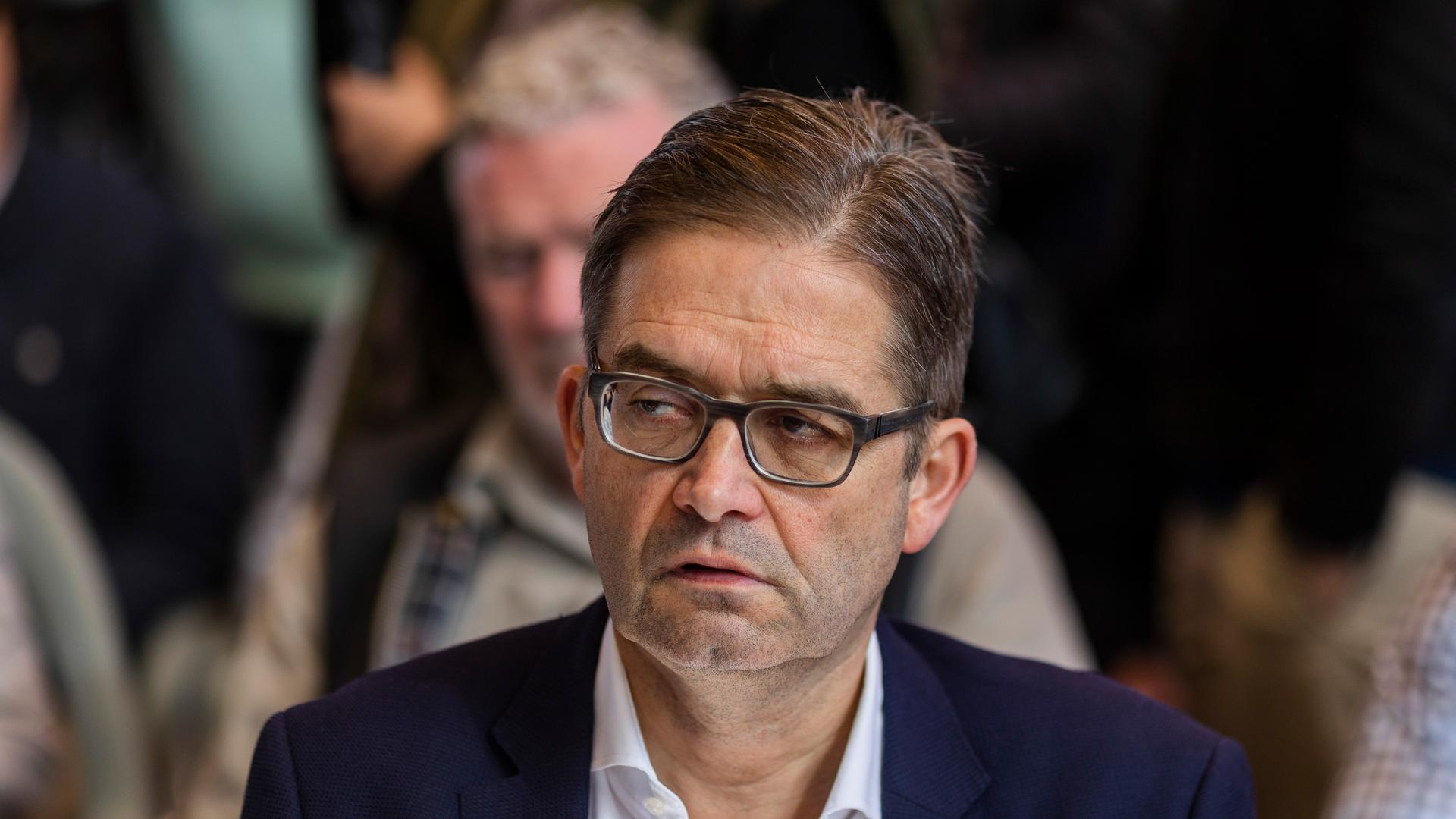 Porträtaufnahme von Oliver Owcza. Er trägt ein dunkelblaues Sakko und ein weißes Hemd. Porträtaufnahme von Oliver Owcza. Er trägt ein dunkelblaues Sakko und ein weißes Hemd.