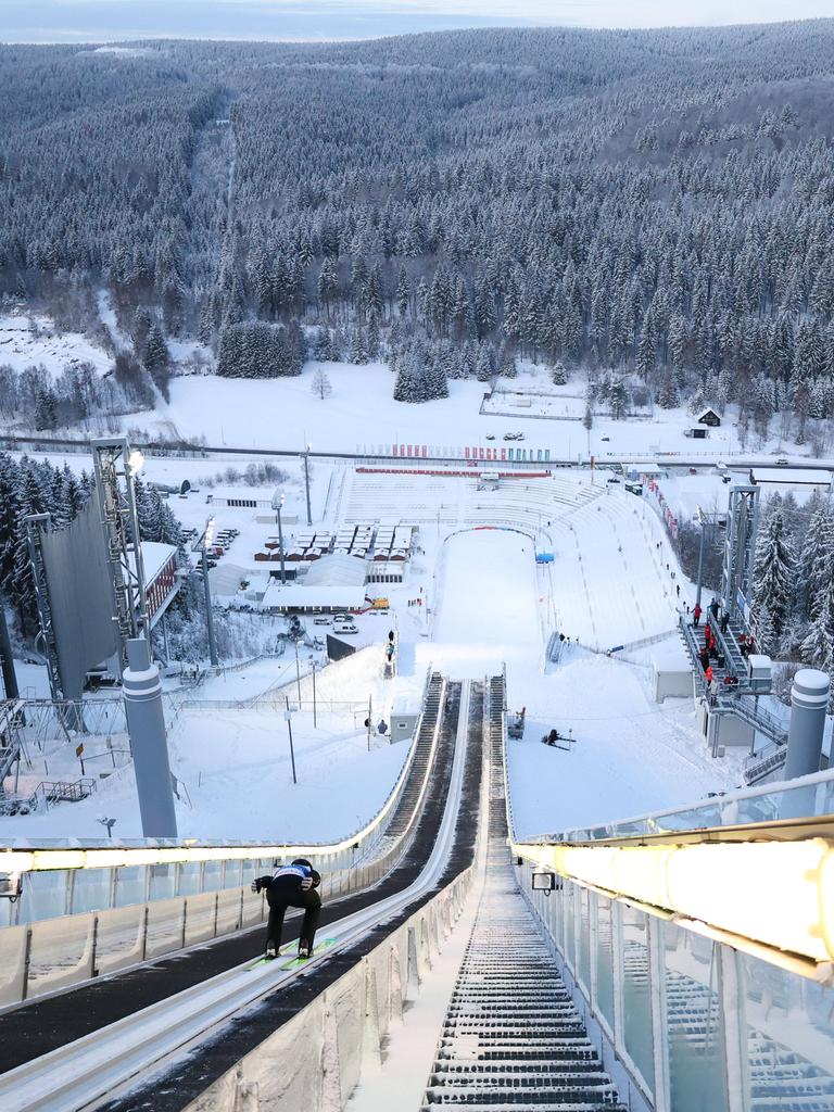 Wir sehen eine Skisprungschanze aus Sicht des Skispringers. 