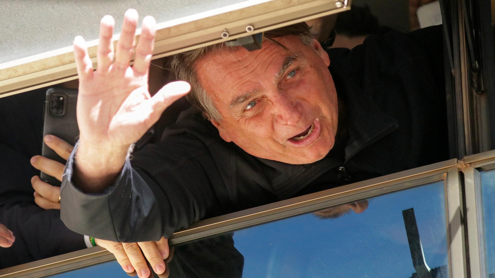 Jair Bolsonaro winkt seinen Anhängern vor der Parteizentrale der Liberalen Partei zu. Jair Bolsonaro winkt seinen Anhängern vor der Parteizentrale der Liberalen Partei zu.