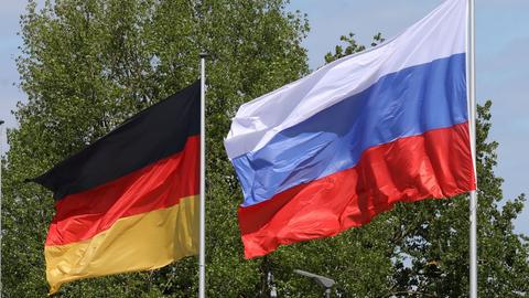 Flaggen von Deutschland (l-r) und Russland