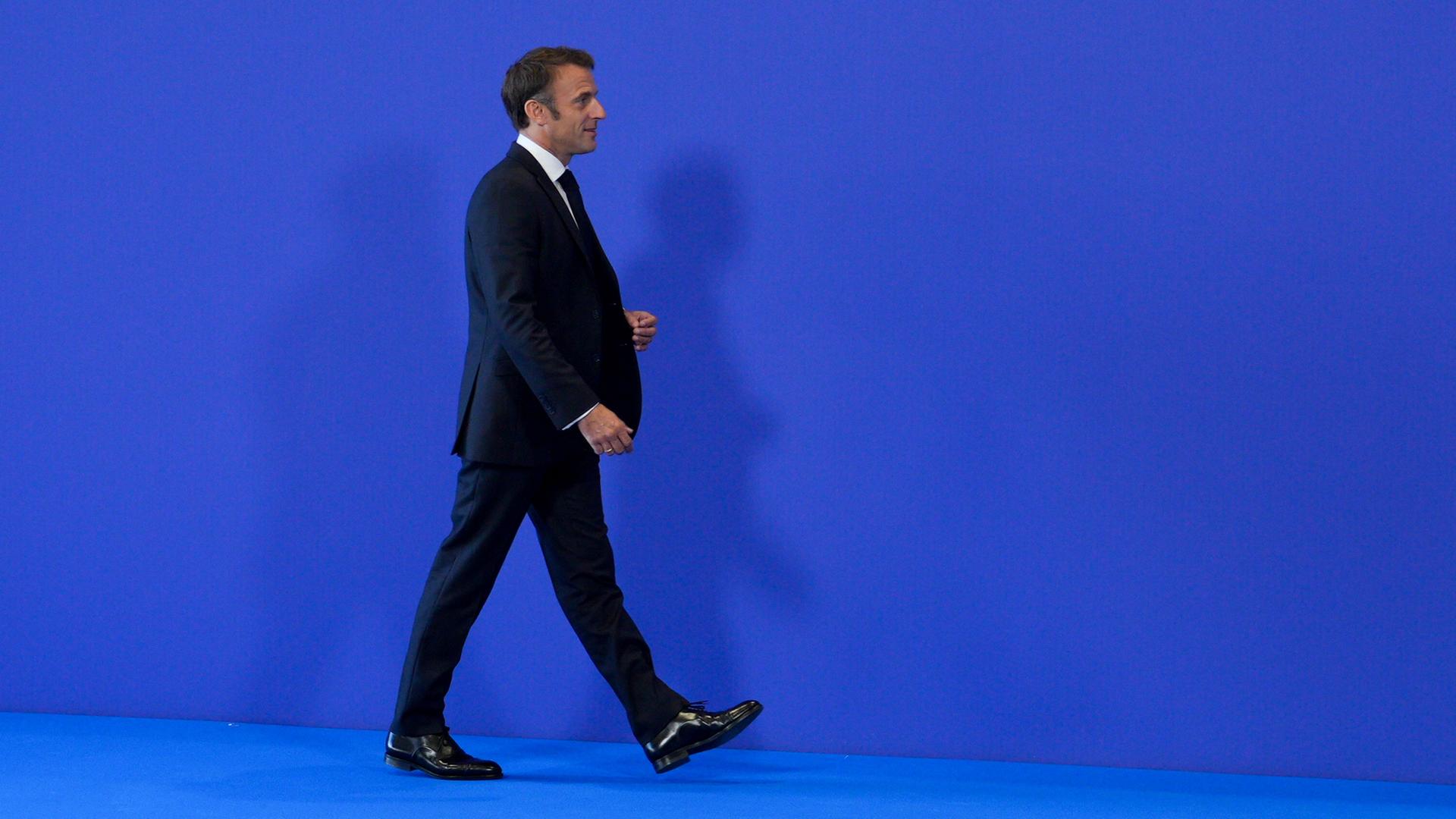 Frankreichs Präsident Emmanuel Macron vor blauem HIntergrund 