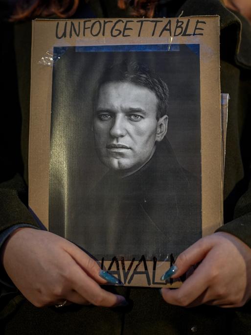 Demonstranten versammeln sich nach dem Tod von Alexej Nawalny mit Schildern vor der russischen Botschaft. Der russische Oppositionsführer ist in einem russischen Gefängnis gestorben, wie der russische Strafvollzugsdienst mitteilte.