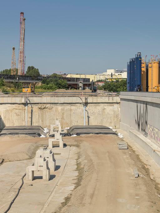 Eine Baustelle in Berlin: Viel Beton und eine graue Mauer. An dieser Stelle soll die Stadtautobahn A100 weitergebaut werden.