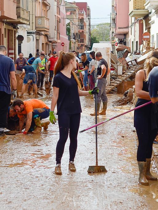 Catarroja nach der Flutkatastrophe: Anwohnerinnen und freiwillige Helfer bei Aufräumarbeiten
 Catarroja nach der Flutkatastrophe: Anwohnerinnen und freiwillige Helfer bei Aufräumarbeiten