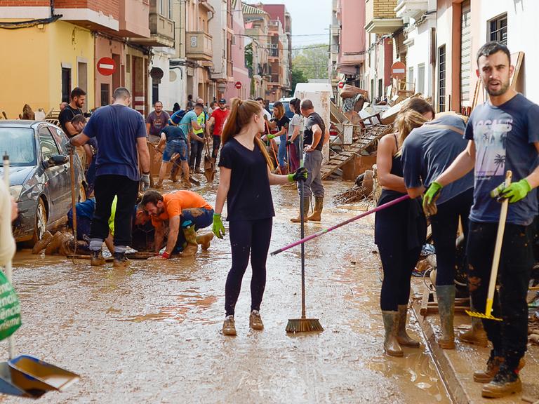 Catarroja nach der Flutkatastrophe: Anwohnerinnen und freiwillige Helfer bei Aufräumarbeiten
 Catarroja nach der Flutkatastrophe: Anwohnerinnen und freiwillige Helfer bei Aufräumarbeiten
