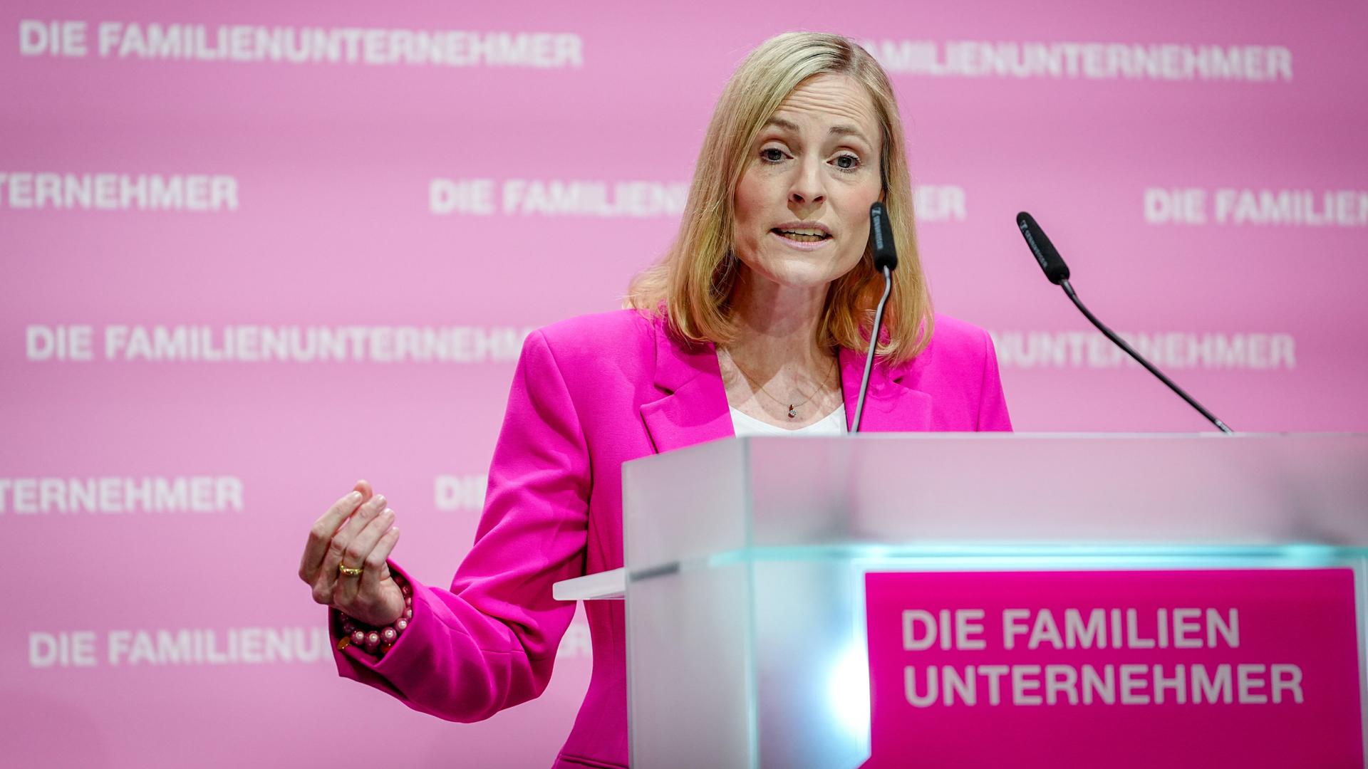 Marie-Christine Ostermann, Präsidenten des Wirtschaftsverbands "Die Familienunternehmer", steht an einem Rednerpult bei der Veranstaltung Die Familienunternehmer-Tage 2025. Marie-Christine Ostermann, Präsidenten des Wirtschaftsverbands "Die Familienunternehmer", steht an einem Rednerpult bei der Veranstaltung Die Familienunternehmer-Tage 2025.