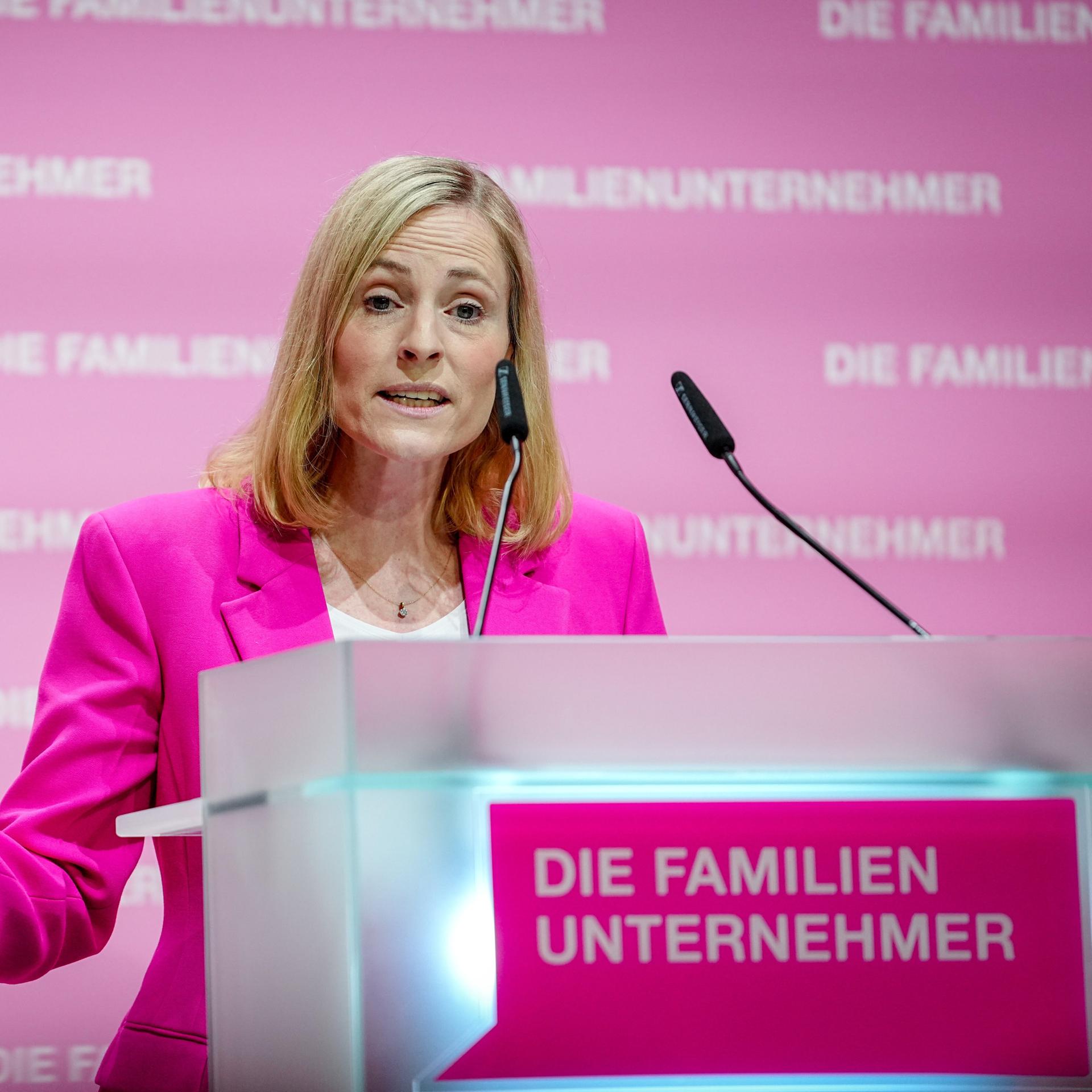 Marie-Christine Ostermann, Präsidenten des Wirtschaftsverbands "Die Familienunternehmer", steht an einem Rednerpult bei der Veranstaltung Die Familienunternehmer-Tage 2025.
