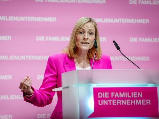 Marie-Christine Ostermann, Präsidenten des Wirtschaftsverbands "Die Familienunternehmer", steht an einem Rednerpult bei der Veranstaltung Die Familienunternehmer-Tage 2025.