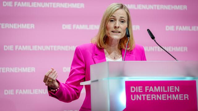 Marie-Christine Ostermann, Präsidenten des Wirtschaftsverbands "Die Familienunternehmer", steht an einem Rednerpult bei der Veranstaltung Die Familienunternehmer-Tage 2025.