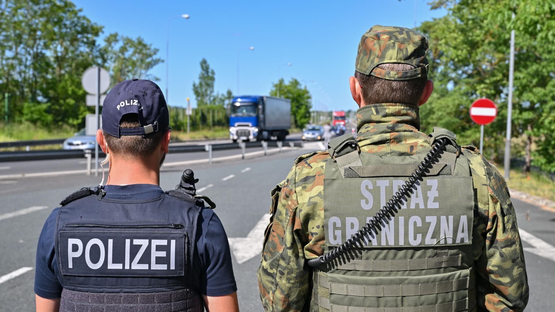 Polen, Swiecko: Ein deutscher Polizist und sein polnischer Kollege stehen am Autobahngrenzübergang am Gemeinsamen Zentrum der Deutsch-Polnischen Polizei- und Zollzusammenarbeit.
