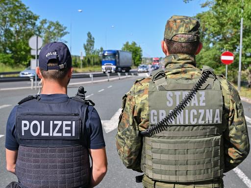 Polen, Swiecko: Ein deutscher Polizist und sein polnischer Kollege stehen am Autobahngrenzübergang am Gemeinsamen Zentrum der Deutsch-Polnischen Polizei- und Zollzusammenarbeit. 
