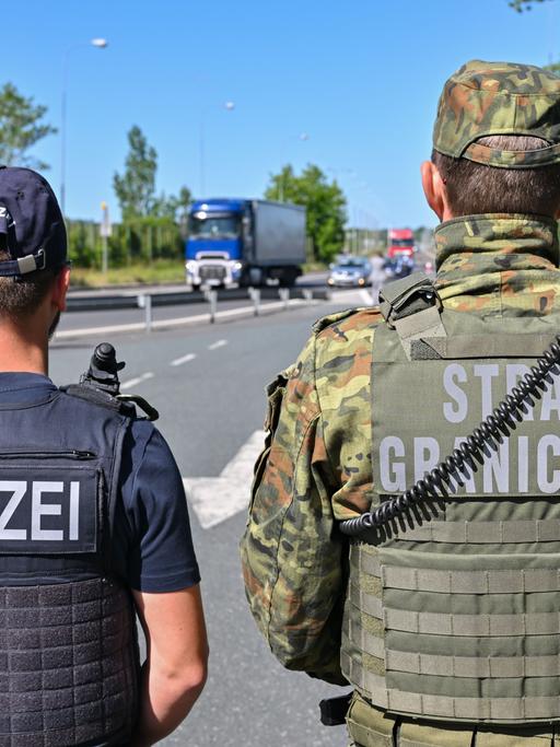 Polen, Swiecko: Ein deutscher Polizist und sein polnischer Kollege stehen am Autobahngrenzübergang am Gemeinsamen Zentrum der Deutsch-Polnischen Polizei- und Zollzusammenarbeit. 