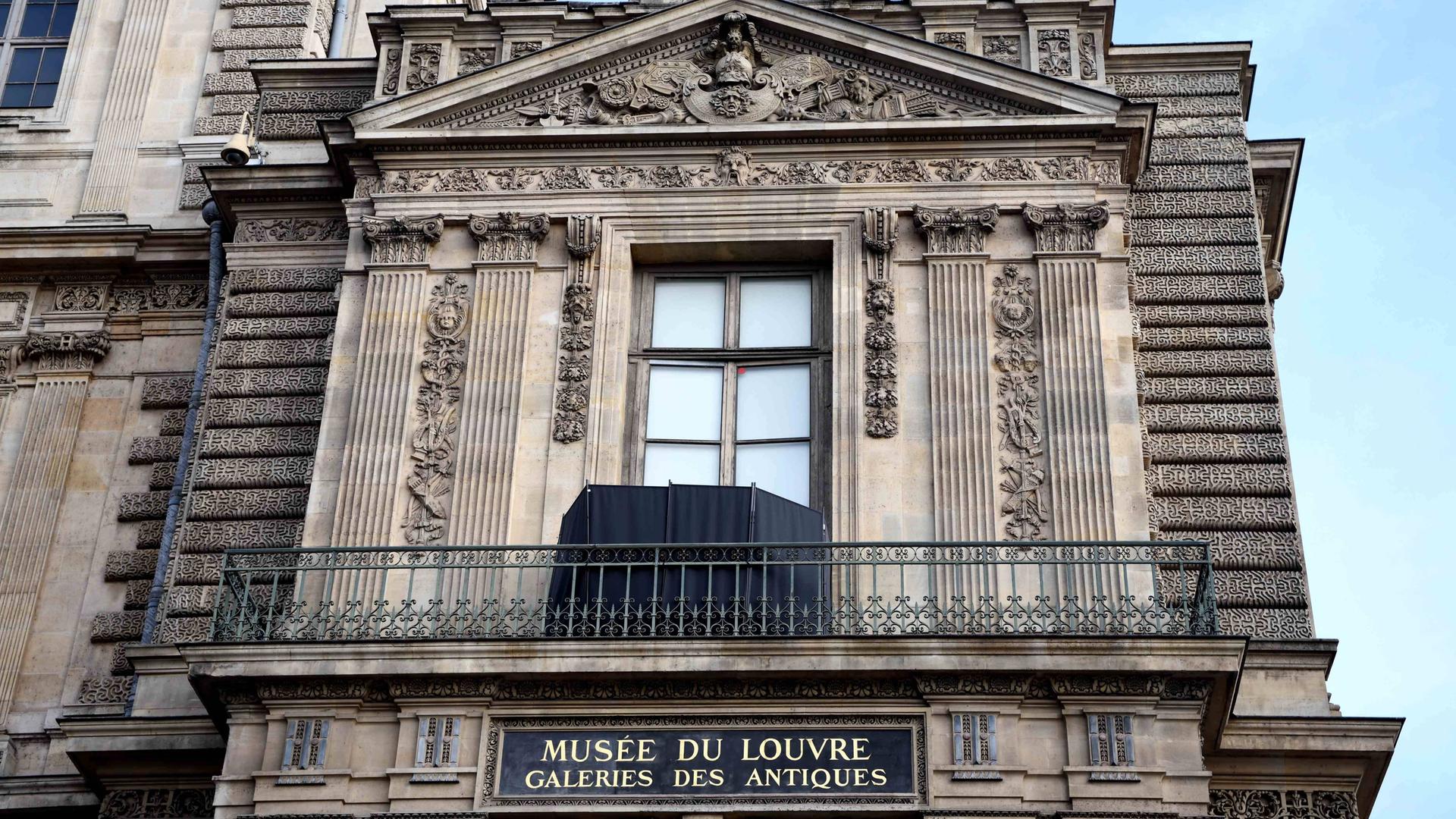 Ein zerbrochenes Fenster wird im Louvre-Museum in Paris, Frankreich, durch eine Platte geschützt. Das Louvre-Museum in Paris hat drei Tage nach einem dreisten Raubüberfall, bei dem Schmuck im Wert von 88 Millionen Euro gestohlen wurde, wieder geöffnet.  Ein zerbrochenes Fenster wird im Louvre-Museum in Paris, Frankreich, durch eine Platte geschützt. Das Louvre-Museum in Paris hat drei Tage nach einem dreisten Raubüberfall, bei dem Schmuck im Wert von 88 Millionen Euro gestohlen wurde, wieder geöffnet.