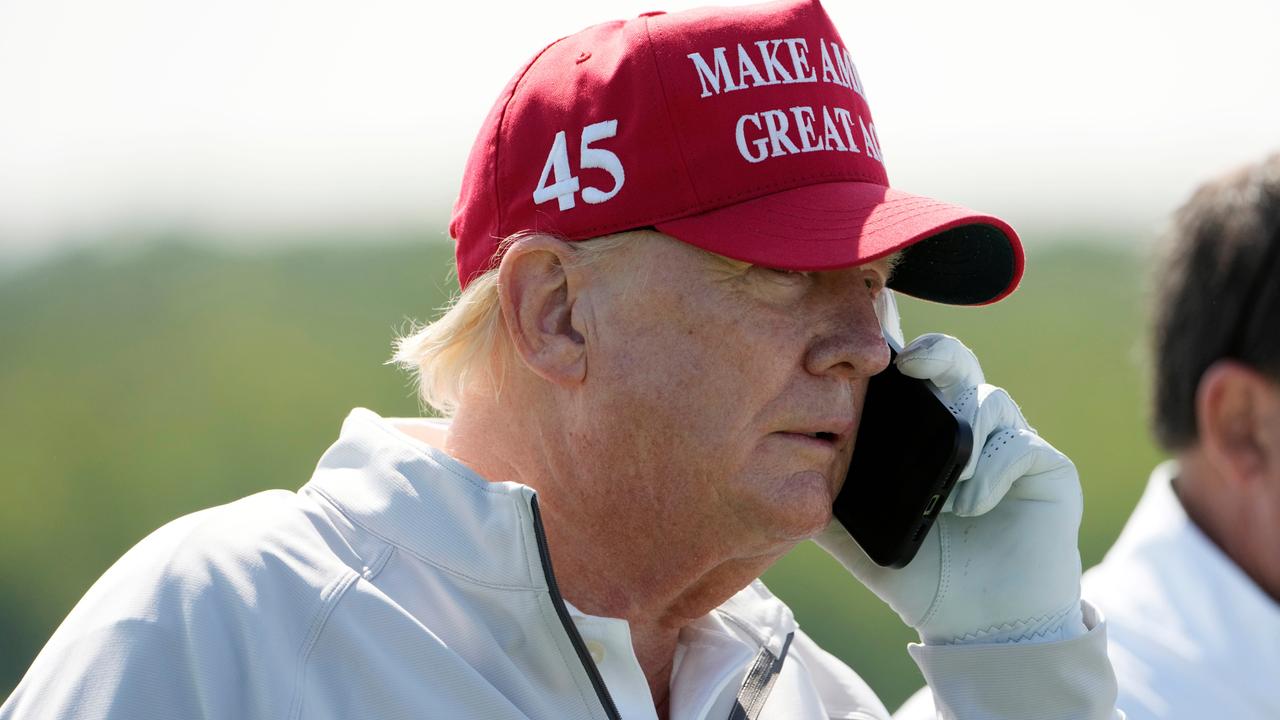 Donald Trump unterbricht das Golfspiel für ein Telefonat, am 25. Mai 2023.