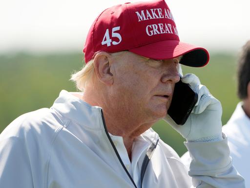 Donald Trump unterbricht das Golfspiel für ein Telefonat, am 25. Mai 2023.