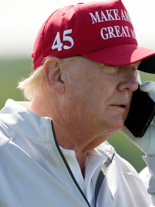 Donald Trump unterbricht das Golfspiel für ein Telefonat, am 25. Mai 2023.